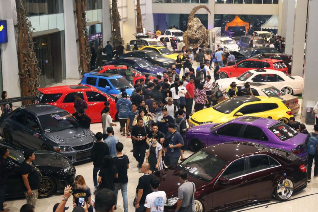 “Mobil modifikasi tampil di ajang kontes nasional di Surabaya”