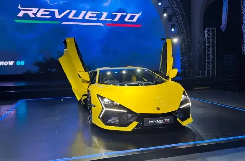 “Lamborghini Revuelto: Supercar Hybrid V12 dengan Kecepatan 350 km/jam”